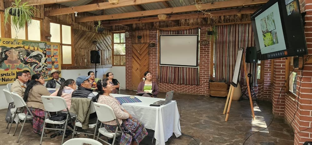 Familias de la comunidad siguiendo el taller