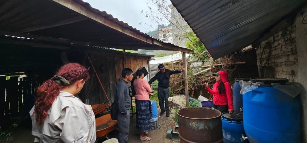 Visita técnica de formación en un patio rural