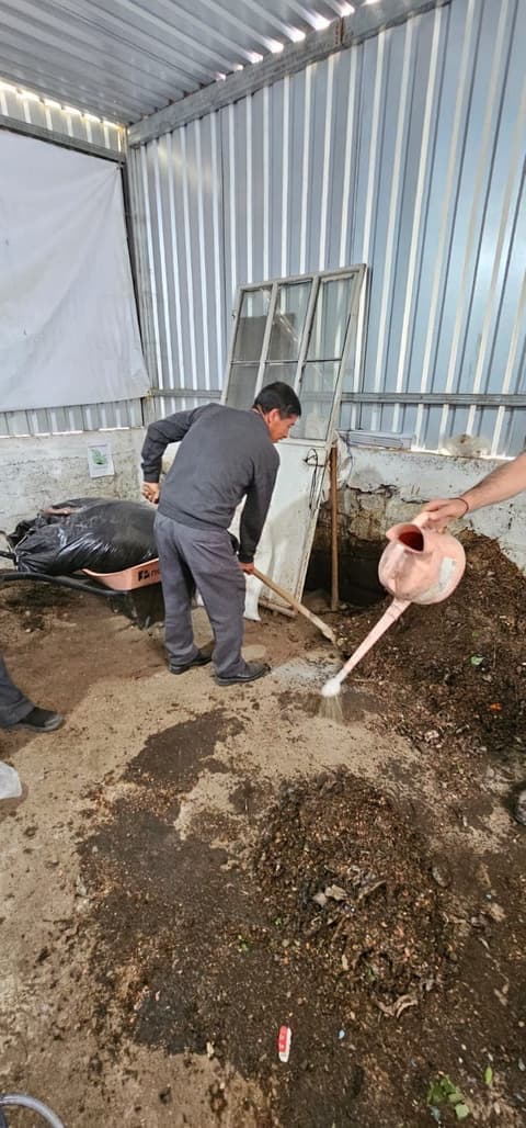 Elaboración de abono orgánico durante una jornada de formación práctica