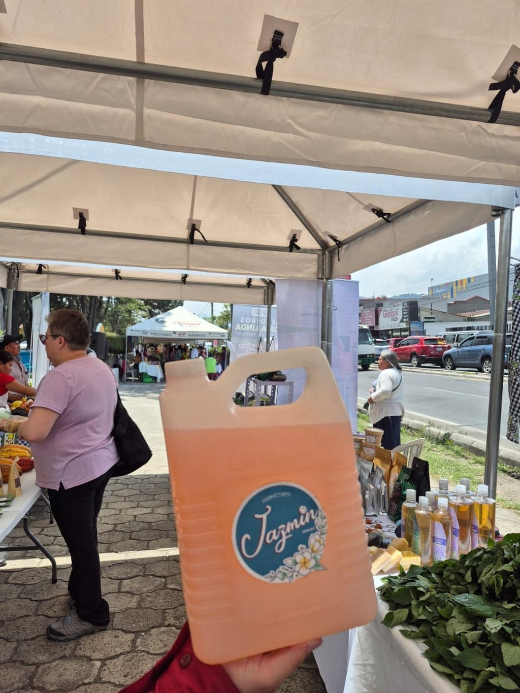 Puesto de venta en una feria comunitaria con productos artesanales