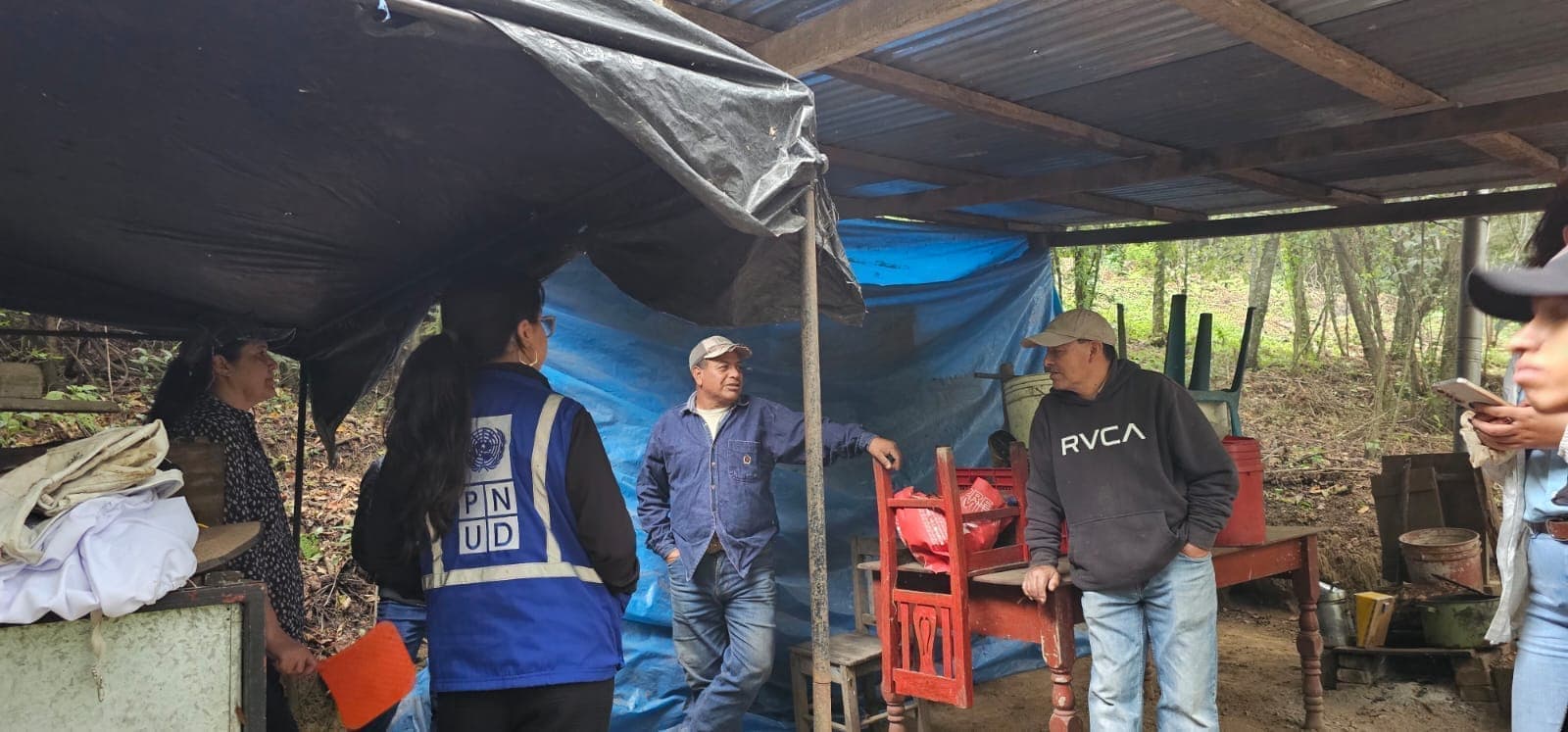 Visita de campo junto a un representante del PNUD, conversando con miembros de la comunidad